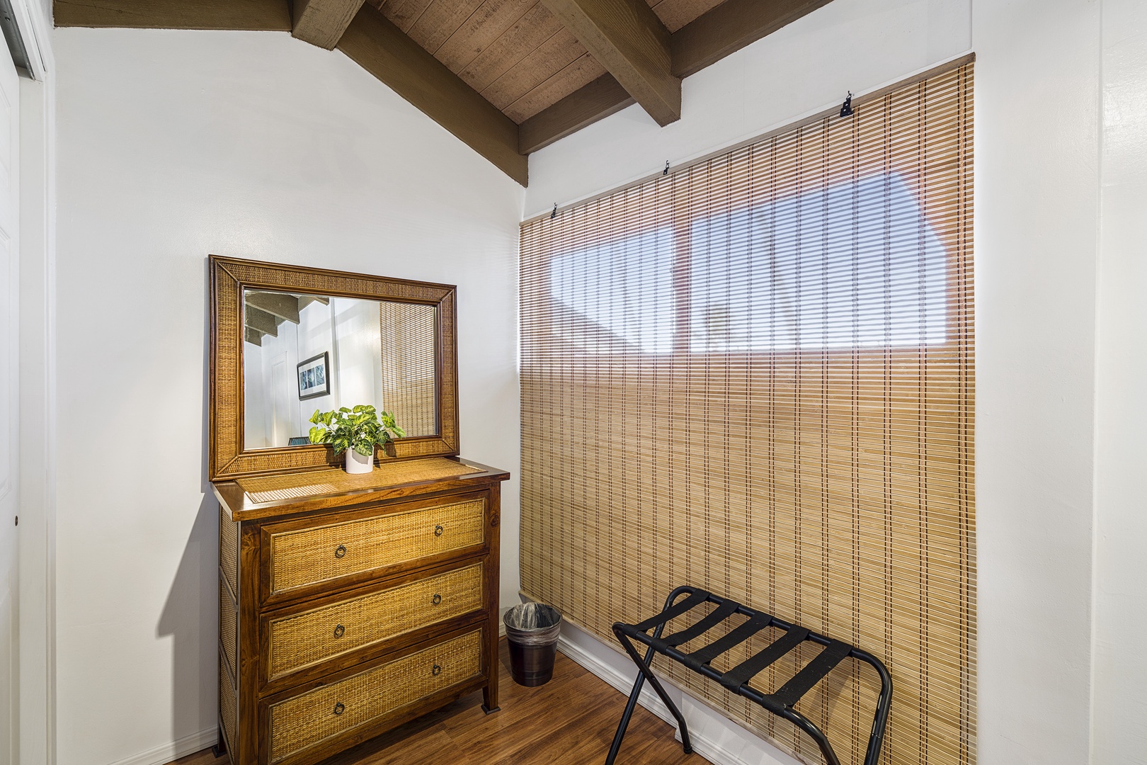 Kailua Kona Vacation Rentals, Kona Makai 6305 - Loft features a dresser and closet