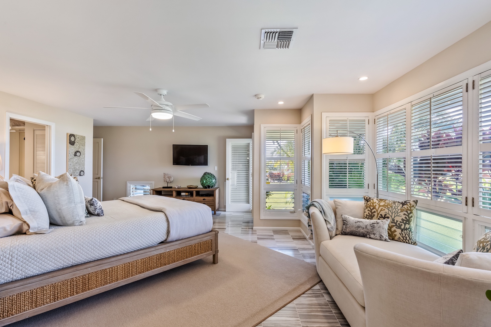 Honolulu Vacation Rentals, Hale Ola - Relax is guaranteed in this stunning bedroom