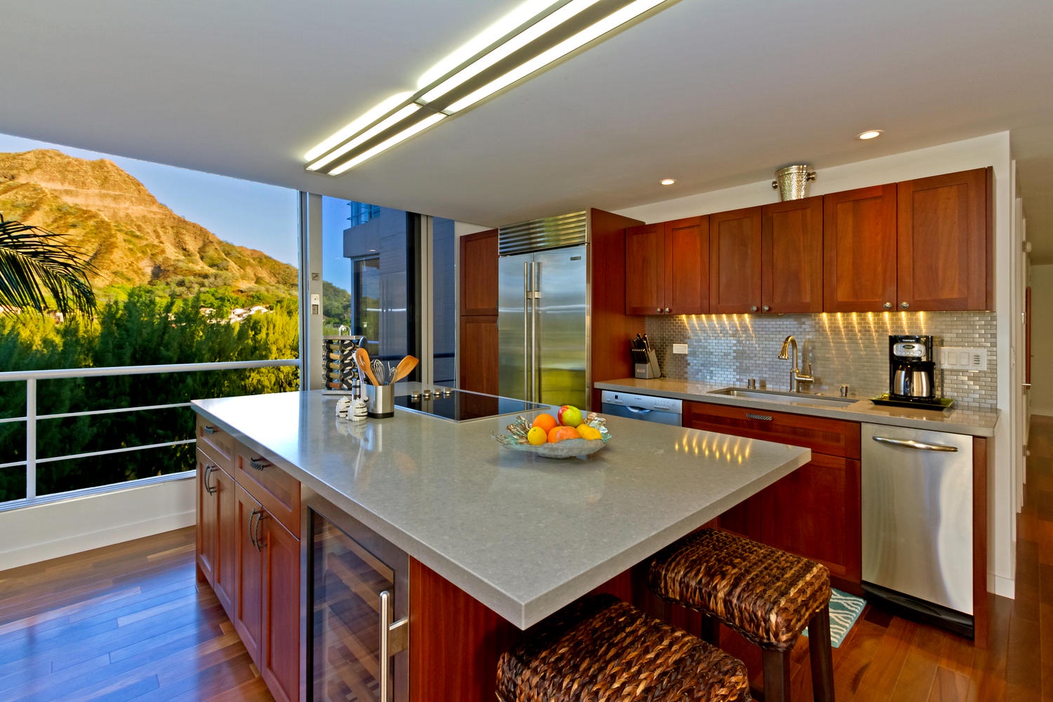 Honolulu Vacation Rentals, Executive Gold Coast Oceanfront Suite - Open-concept kitchen, ideal for entertaining.