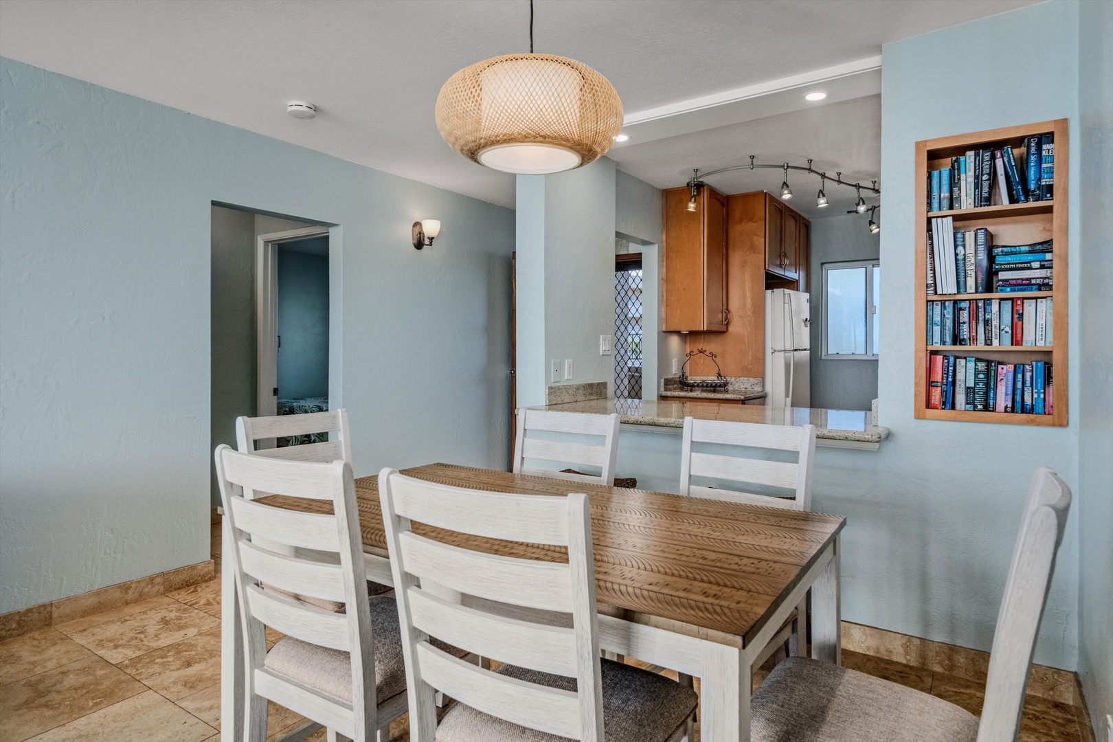 Kihei Vacation Rentals, Menehune Shores 420 - Gather six around the table, with a shelf of paperbacks for the slower afternoons.