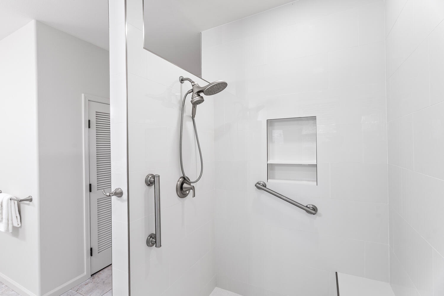 Kailua Kona Vacation Rentals, Kahakai Estates Hale - Walk-in shower with sleek tile and built-in shelving.
