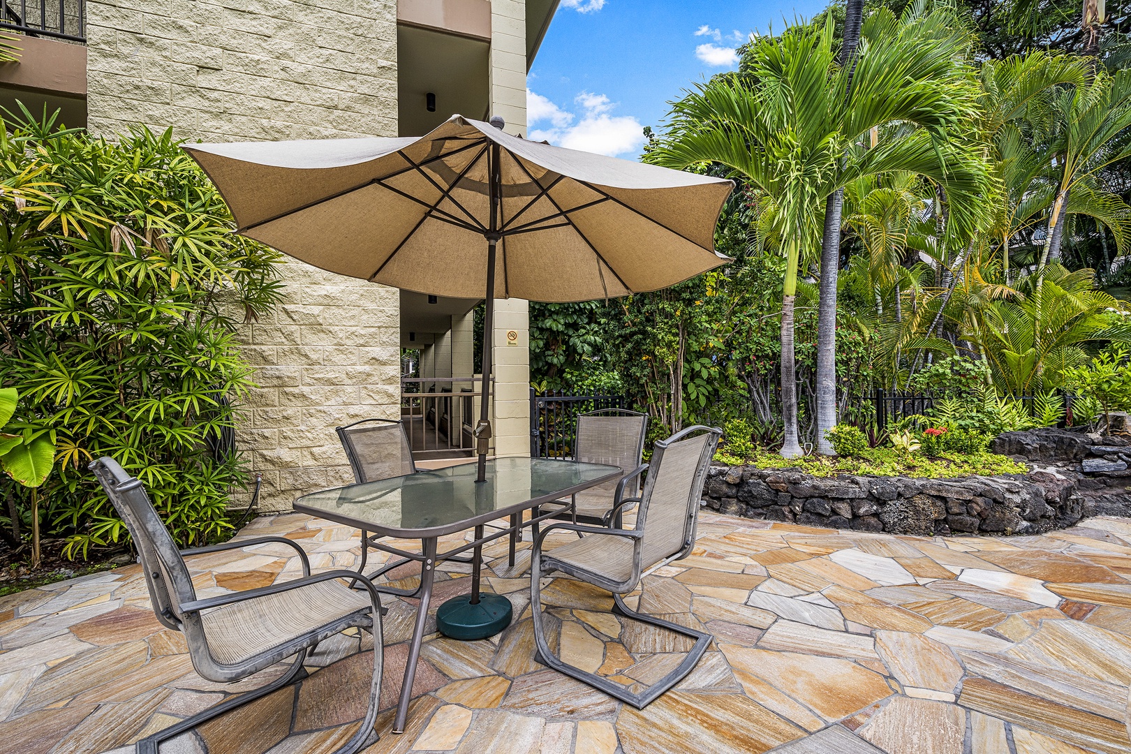 Kailua Kona Vacation Rentals, Kalanikai 306 - Outdoor dining