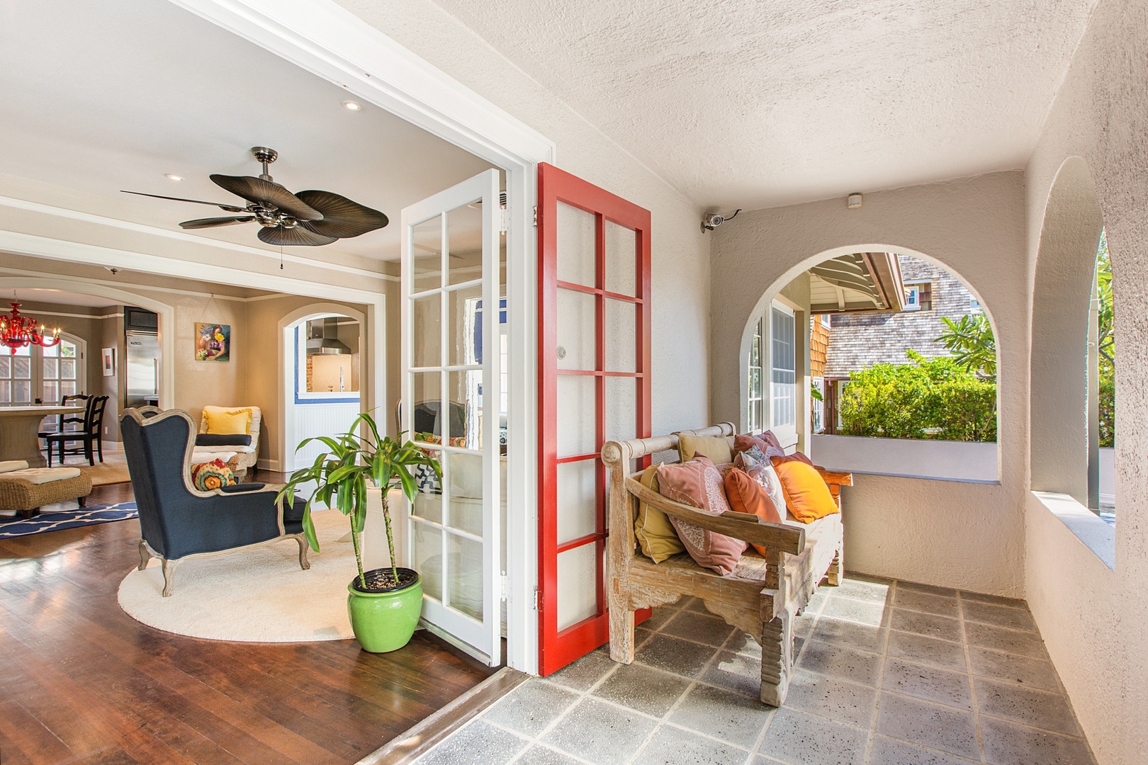 Honolulu Vacation Rentals, Hale Mahie - The front porch is the perfect spot to sit and enjoy your morning coffee while planning what adventures you will go on nearby!