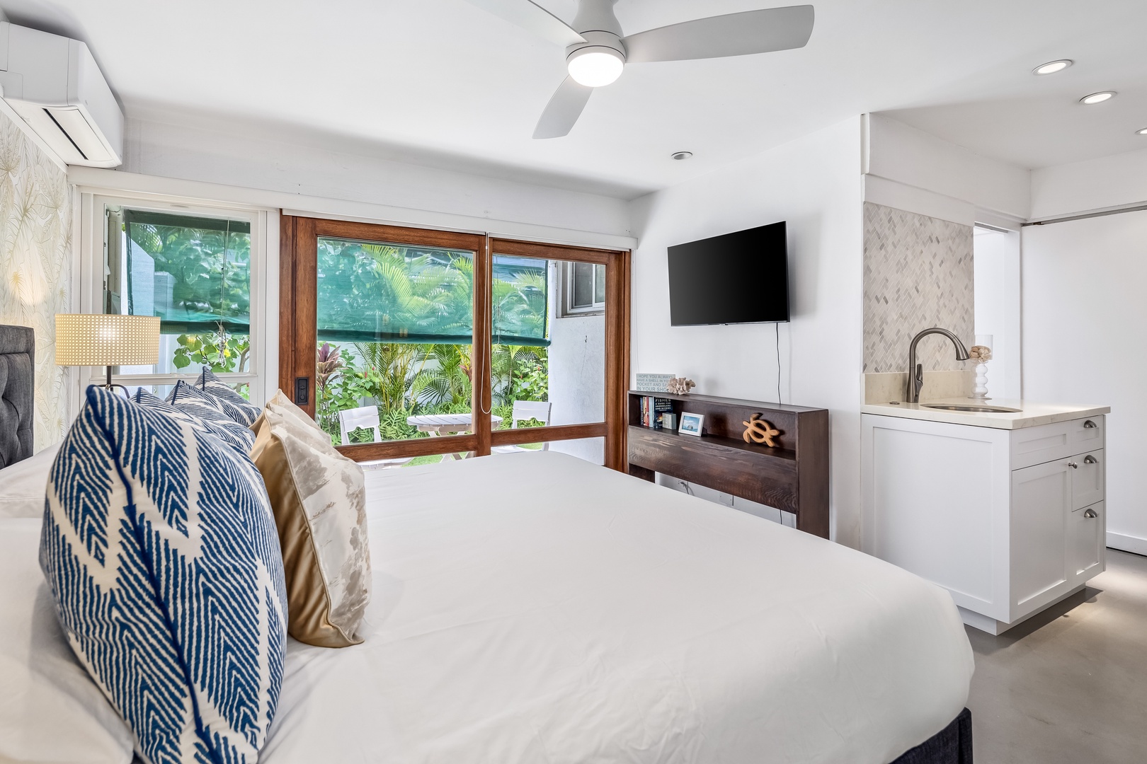 Kailua Vacation Rentals, Lokomaika'i Kailua - Second Primary- king bed with garden views, split AC, and TV!
