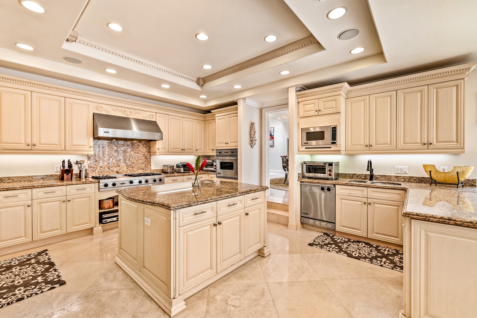 Honolulu Vacation Rentals, La Villa Kahala - Feel like a 5-star chef in this expansive kitchen