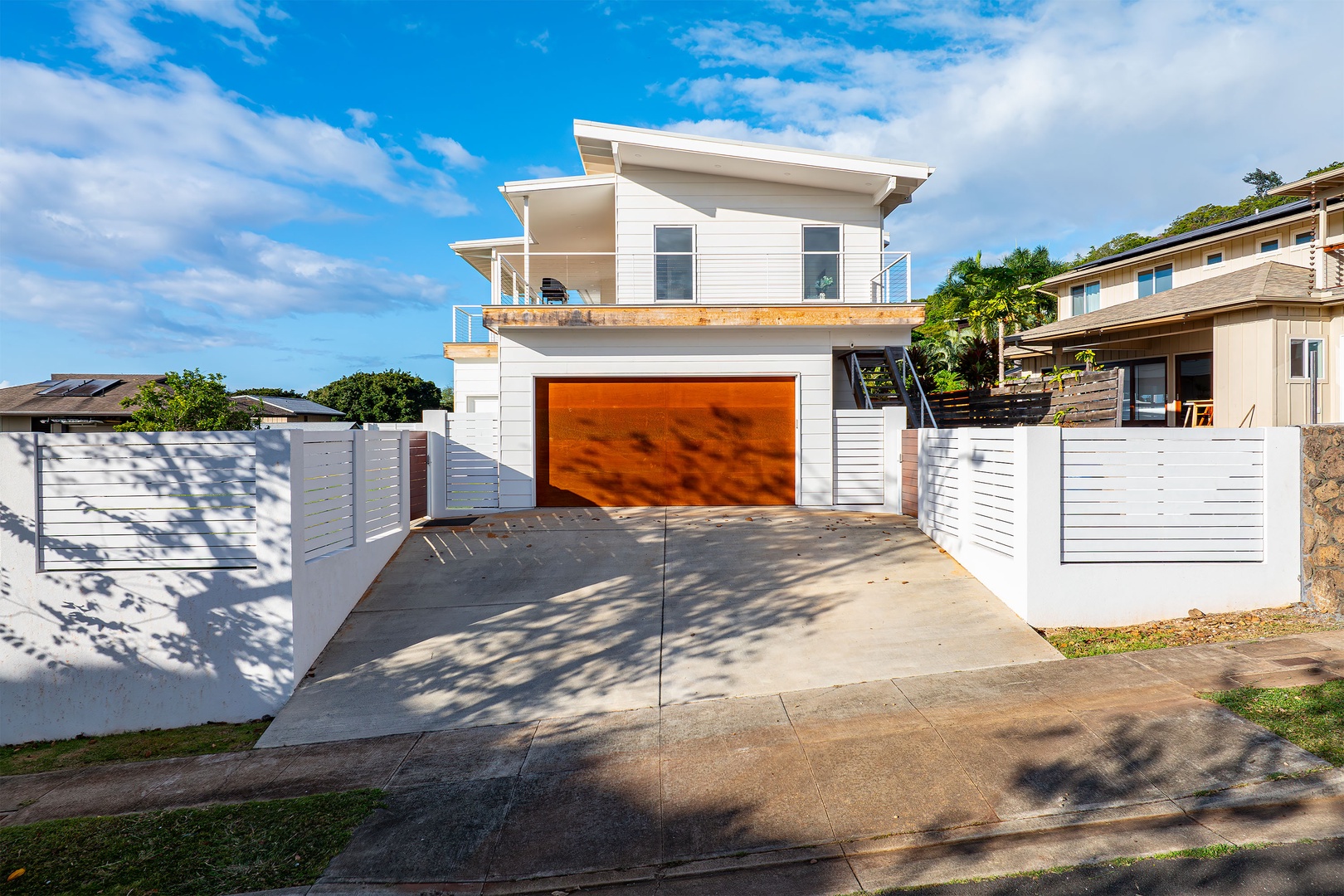 Haleiwa Vacation Rentals, Villa Bianca - Plenty of parking spaces with covered garage.