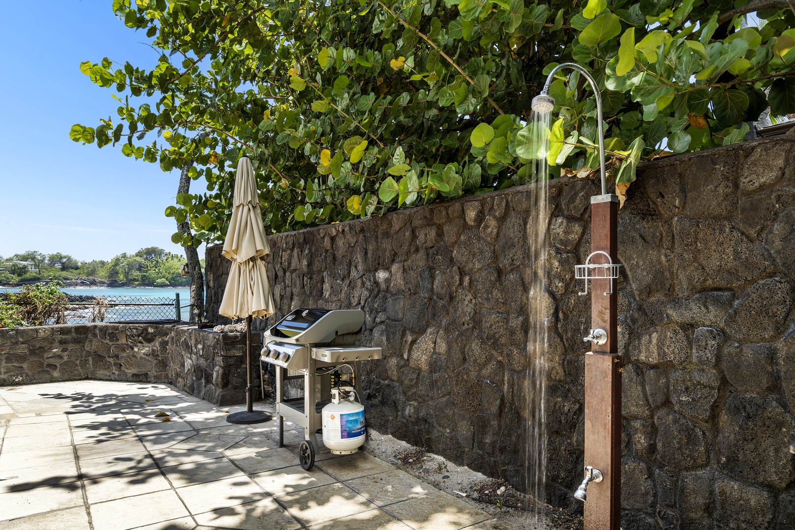 Kailua Kona Vacation Rentals, Kona's Shangri La - Outdoor shower to rinse off after the beach