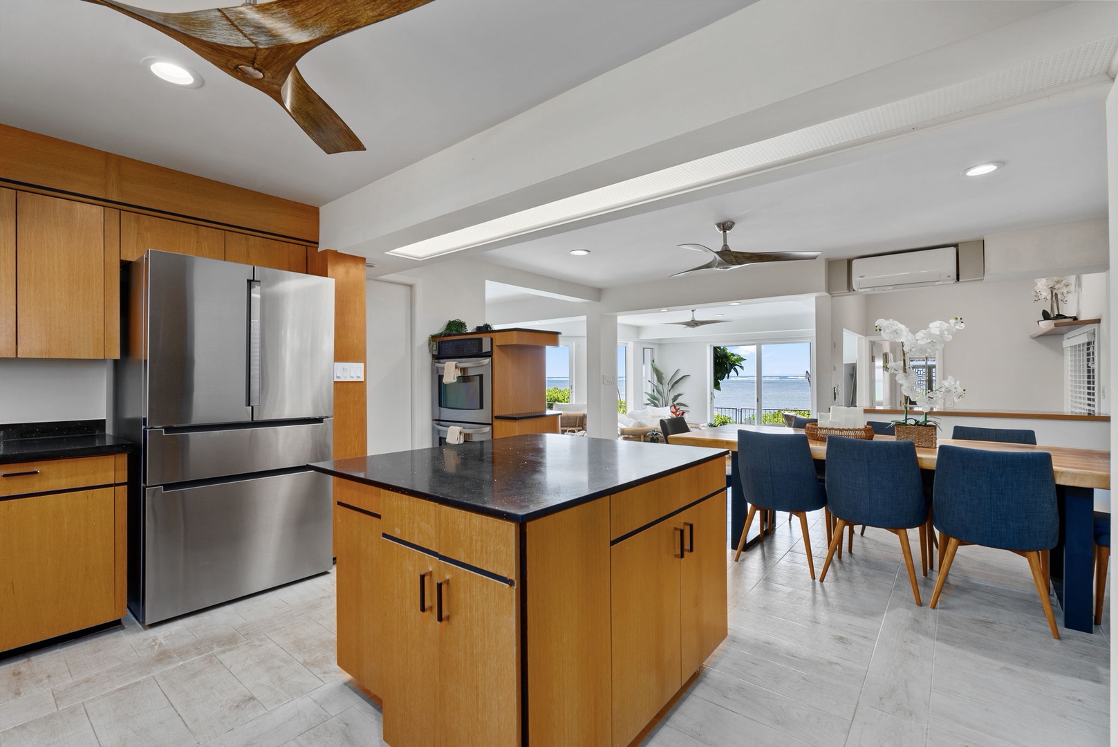 Honolulu Vacation Rentals, Wailupe Beachfront Getaway - Enjoy the views from the kitchen while prepping delightful meals.