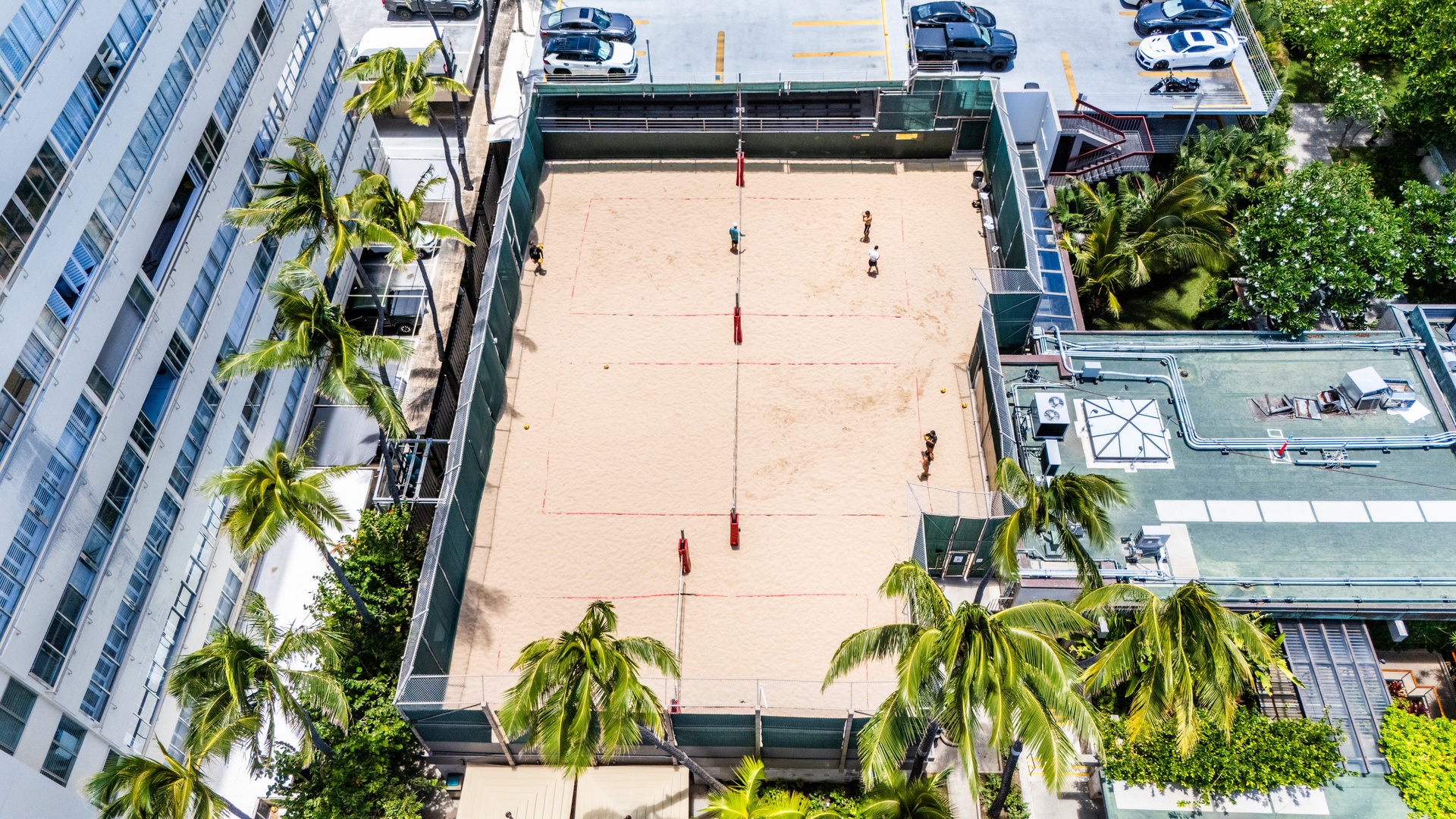 Honolulu Vacation Rentals, Kaimana Shores Getaway - Watch beach volleyball matches unfold along Waikiki's famous shoreline, just a short walk from Colony Surf.