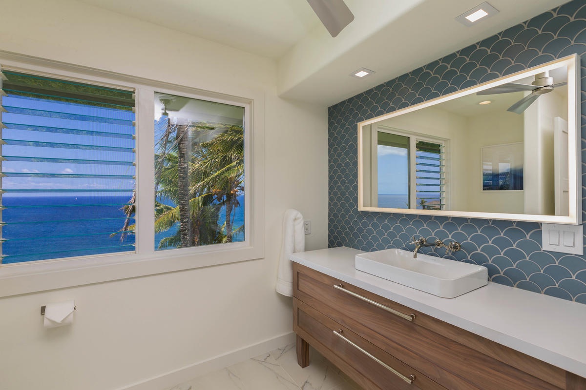 Princeville Vacation Rentals, Honu Awa - Guest bathroom