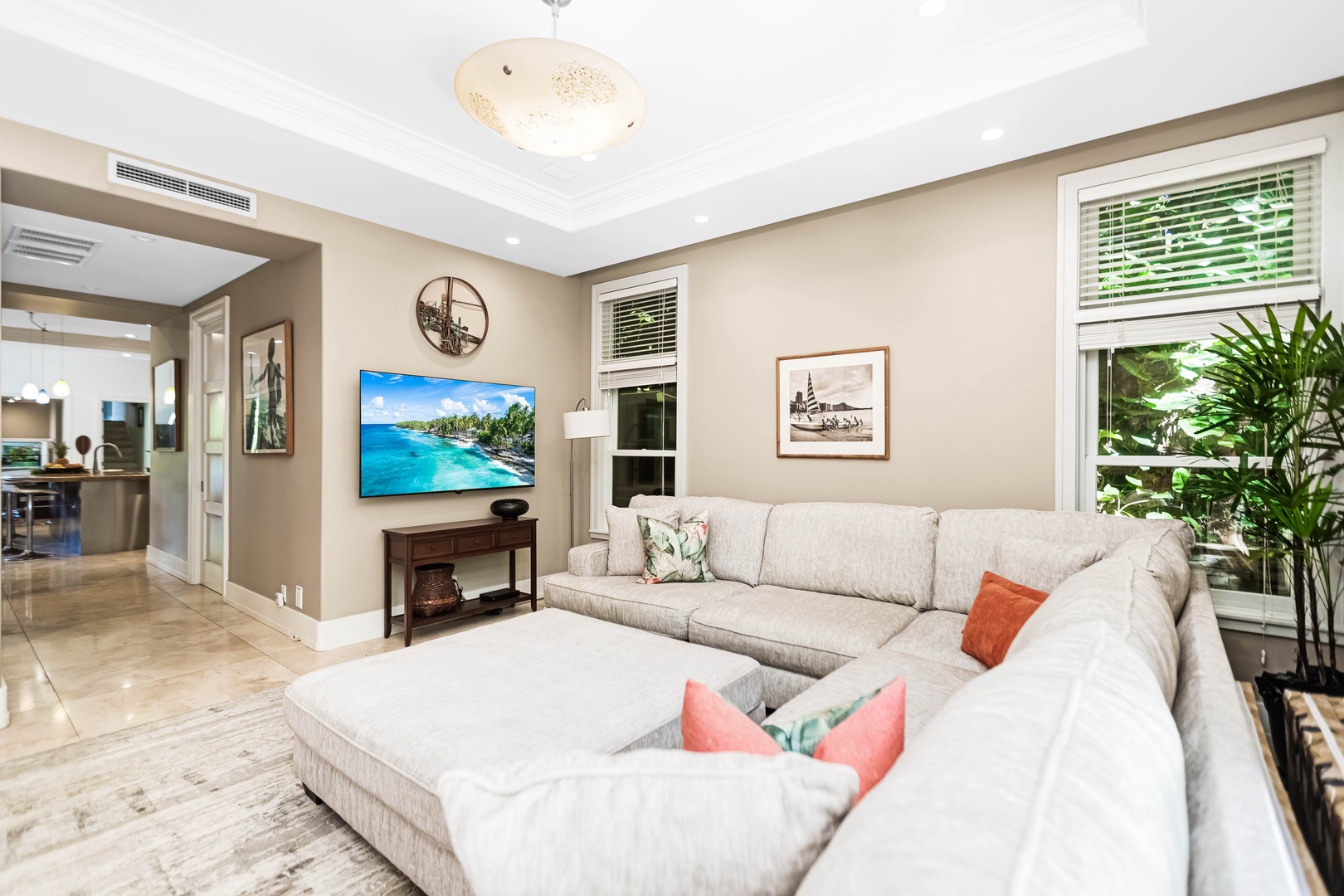 Honolulu Vacation Rentals, Pili Pono - Cozy sitting nook with media setup and natural light.