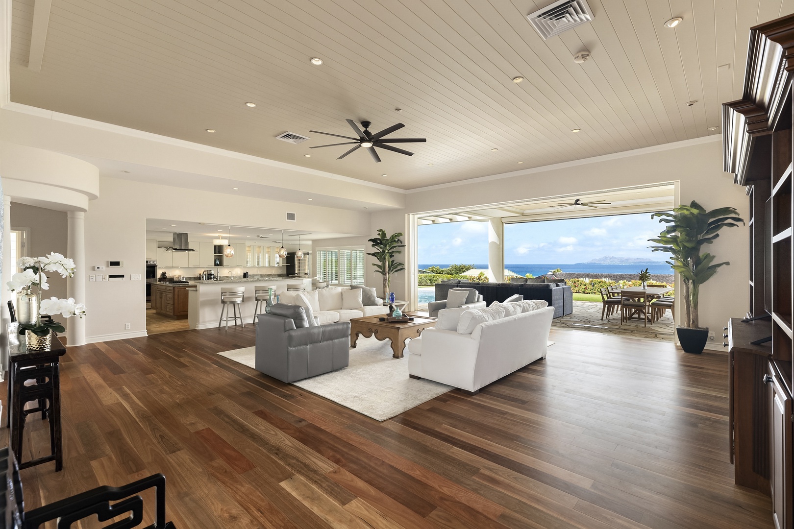 Honolulu Vacation Rentals, Hale Makana - Large, spacious living area