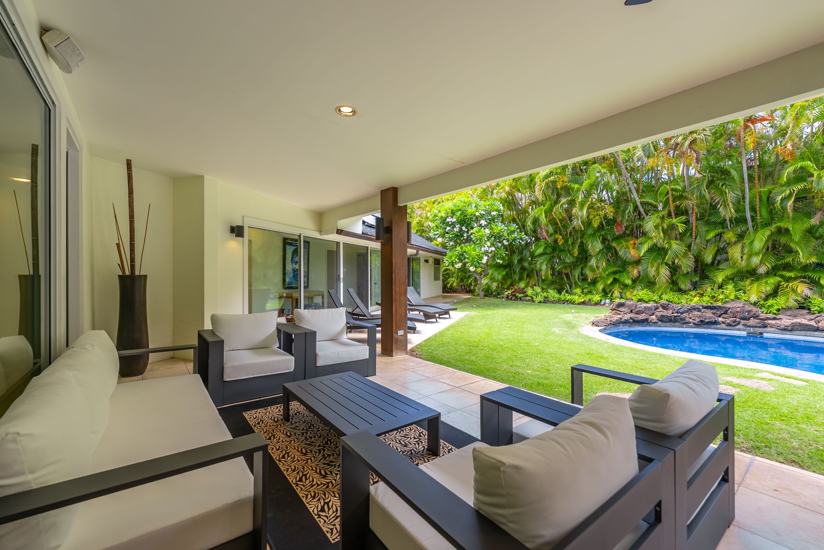 Honolulu Vacation Rentals, Kahala Lani - Covered lanai lounge with plush seating, perfect for evening cocktails.