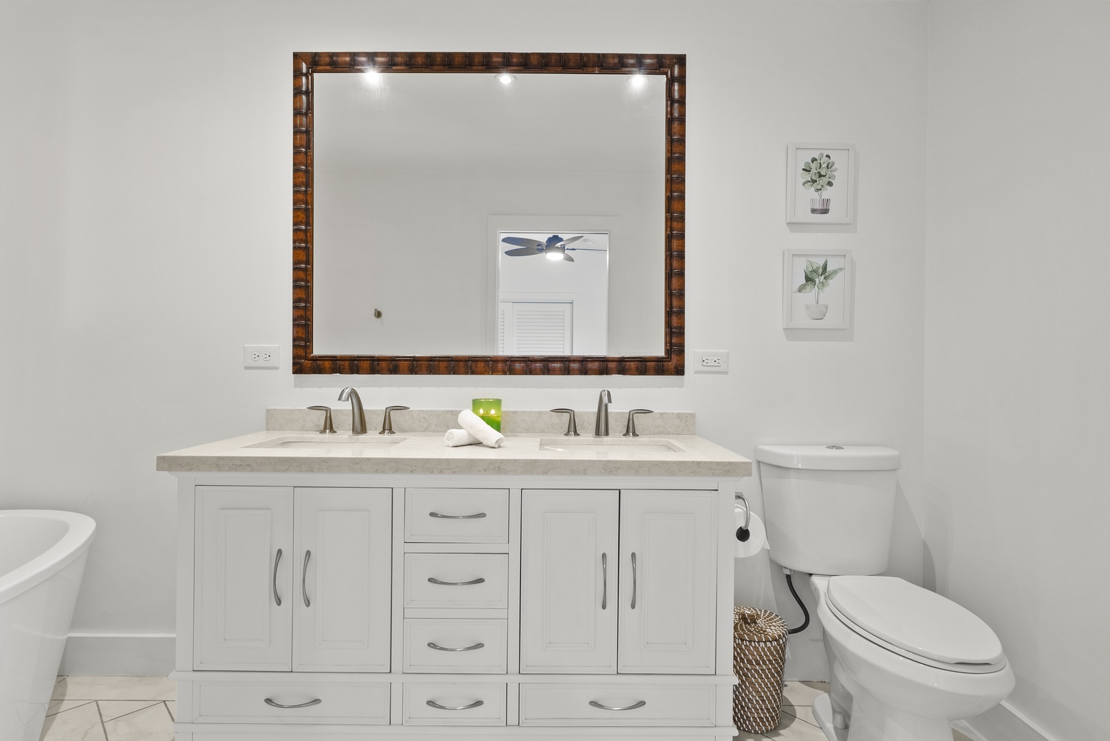Kaaawa Vacation Rentals, Ka'a'awa Hale - Sleek bathroom with double vanities and a large mirror for a clean, polished look.
