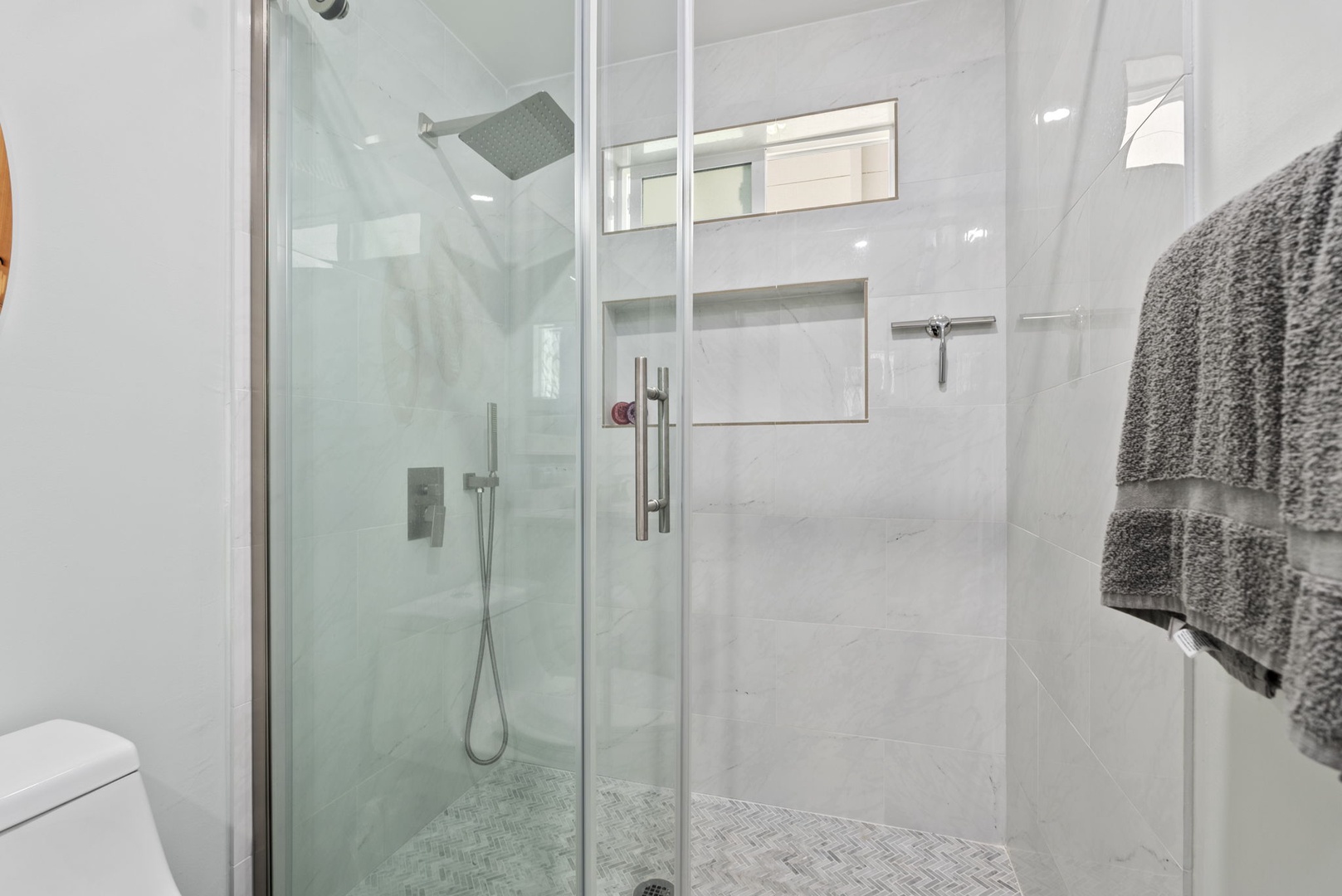 Kailua Vacation Rentals, Hale Alapi'i Lanikai Getaway - Experience the luxury of this modern walk-in shower, designed with sleek glass doors and high-end fixtures.