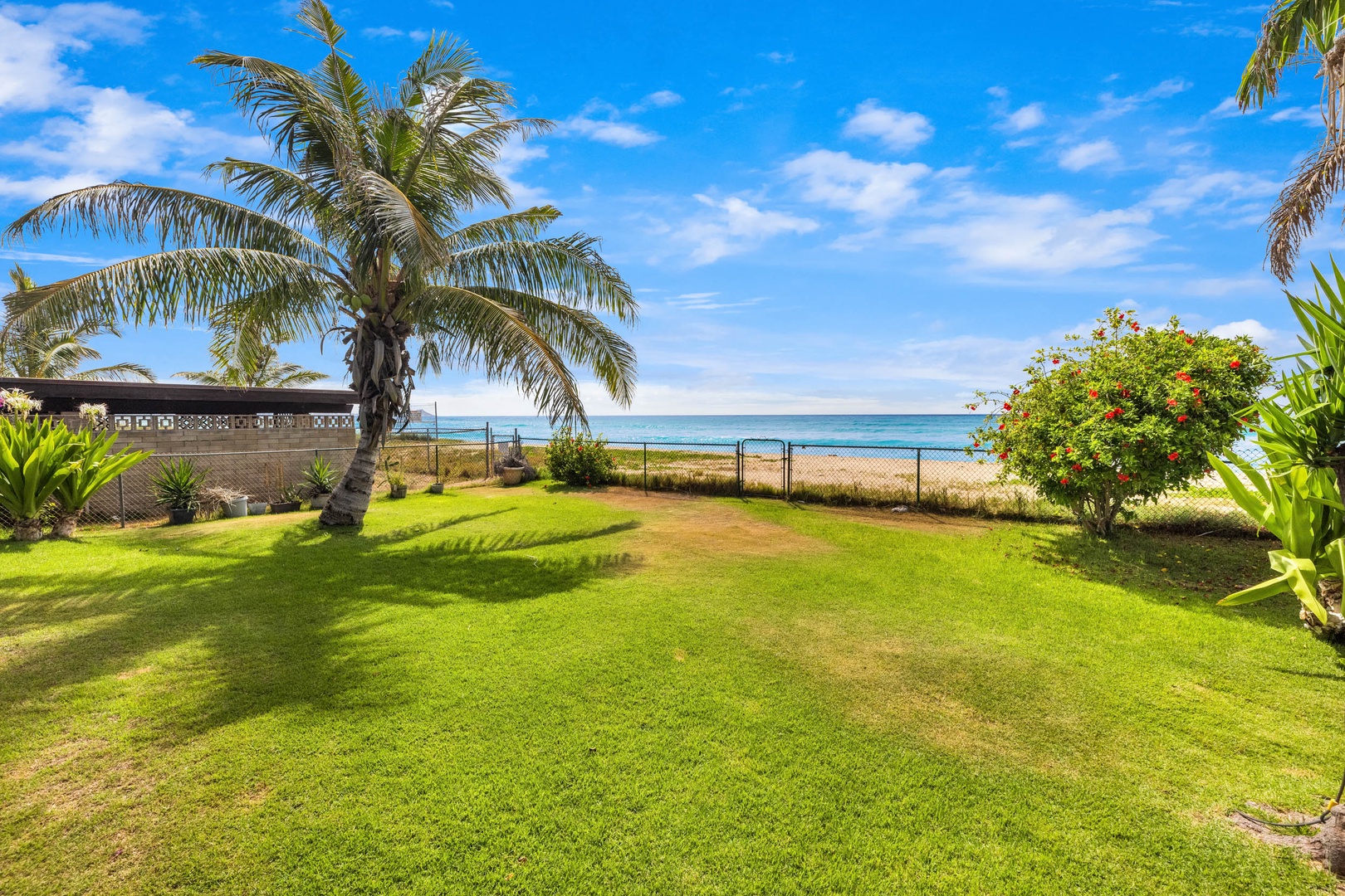 Ewa Beach Vacation Rentals, Ewa Beachfront Cottage - Feel the ocean breeze at the garden yard