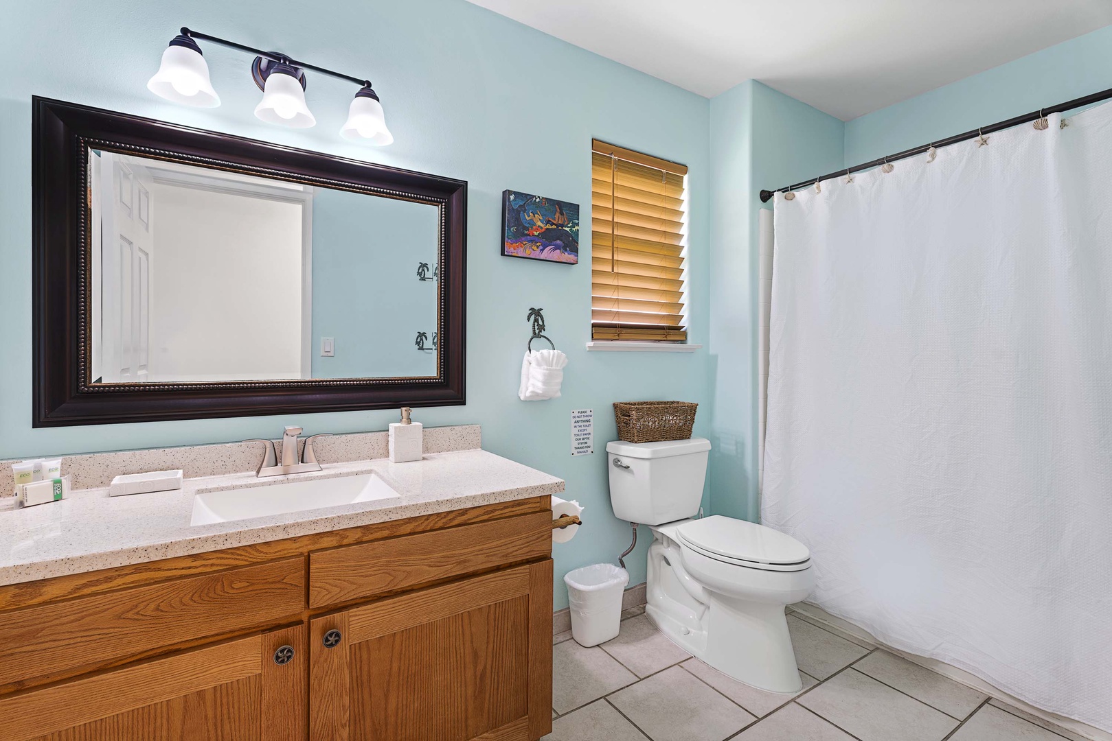 Kailua Kona Vacation Rentals, Hale A Kai - Upstairs shared guest bath with tub/ shower combo