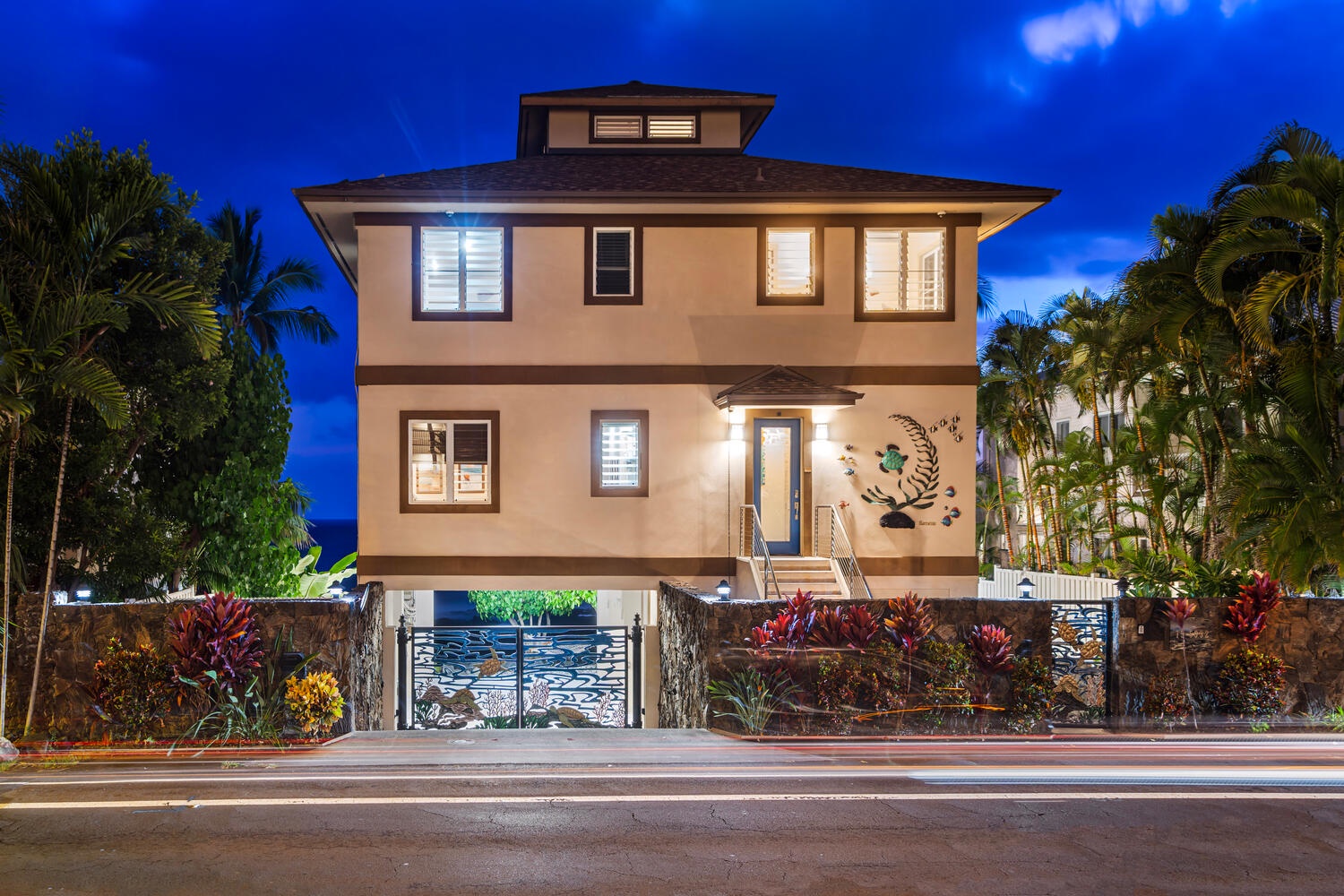 Kailua Kona Vacation Rentals, Kailani Vista - Pull into the secure carport, load groceries into the elevator, and head straight to the top-floor great room—vacation mode activated.