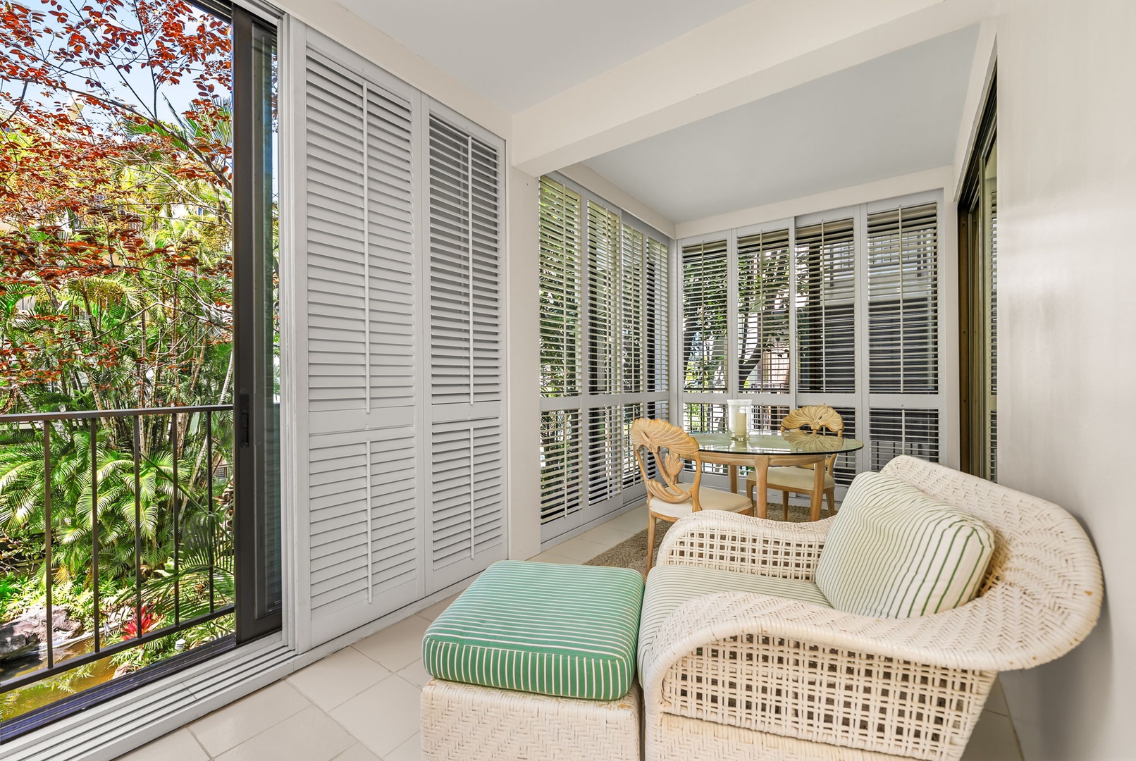 Honolulu Vacation Rentals, Kahala Beachfront Villa - Enjoy a good book in this cozy reading nook with garden views.