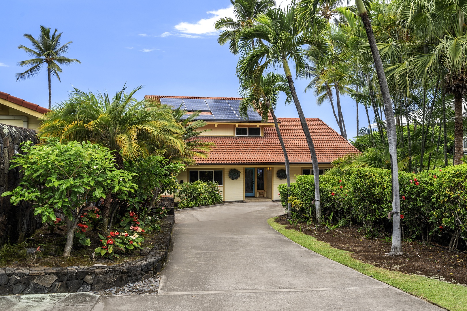 Kailua Kona Vacation Rentals, Hale Pua - Spacious driveway capable of accommodating 5 cars