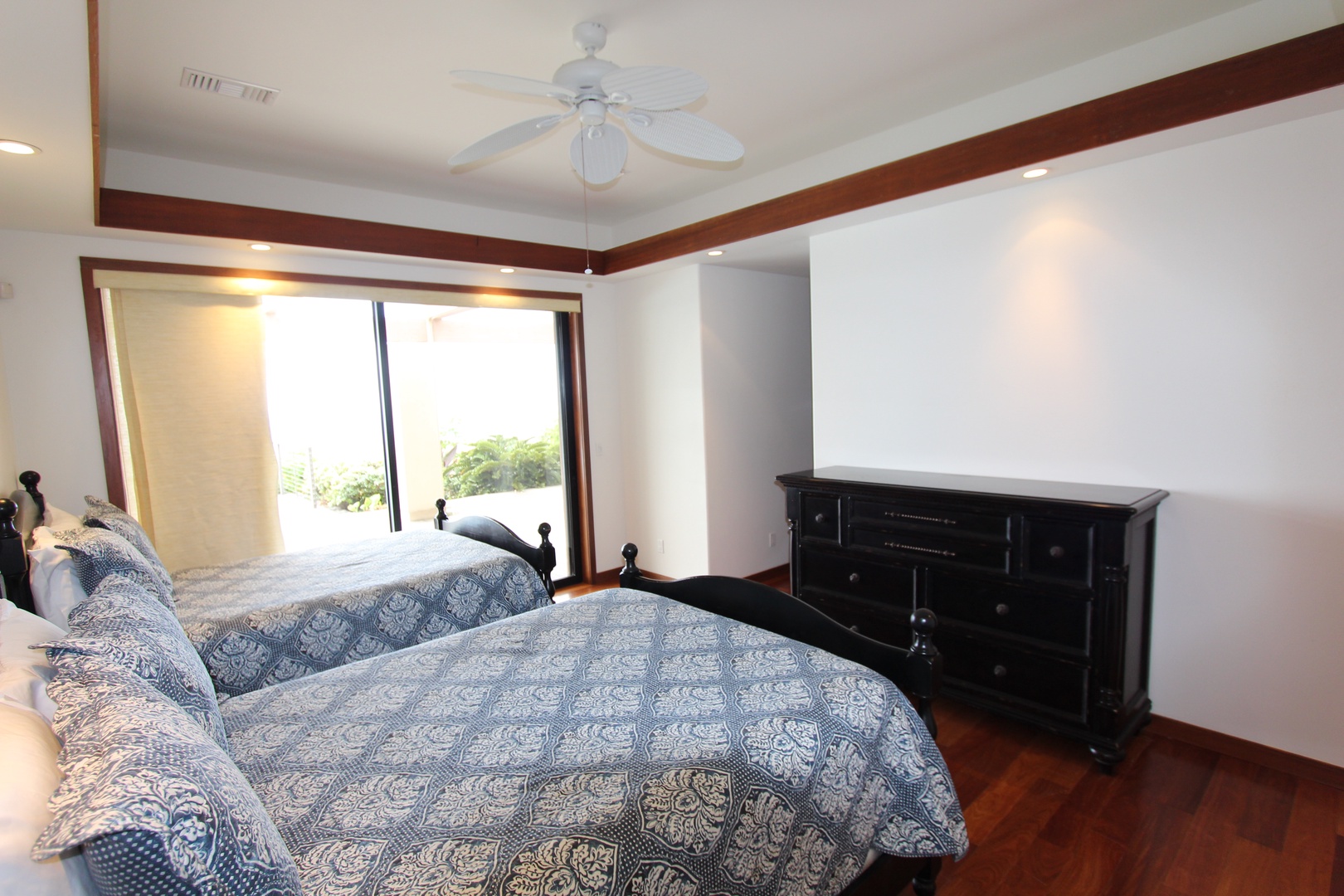 Kailua Kona Vacation Rentals, O'oma Plantation - Guest room with double beds and Lanai access