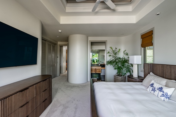 Kamuela Vacation Rentals, Canoe House & Beach Walker at Champion Ridge - Spacious bedroom with modern furnishings, a ceiling fan, and a private ensuite, offering comfort and convenience.