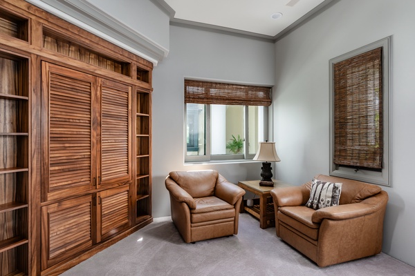 Kamuela Vacation Rentals, Canoe House & Beach Walker at Champion Ridge - Comfortable sitting area with leather chairs and wooden accents, perfect for reading