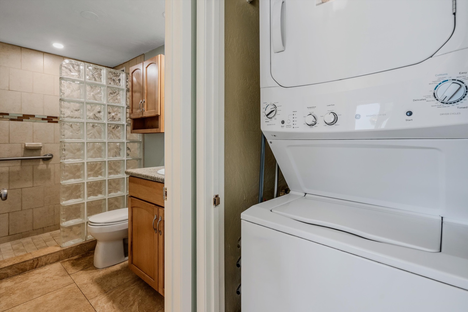 Kihei Vacation Rentals, Menehune Shores 420 - In-unit washer and dryer, so you pack light and run a load whenever.