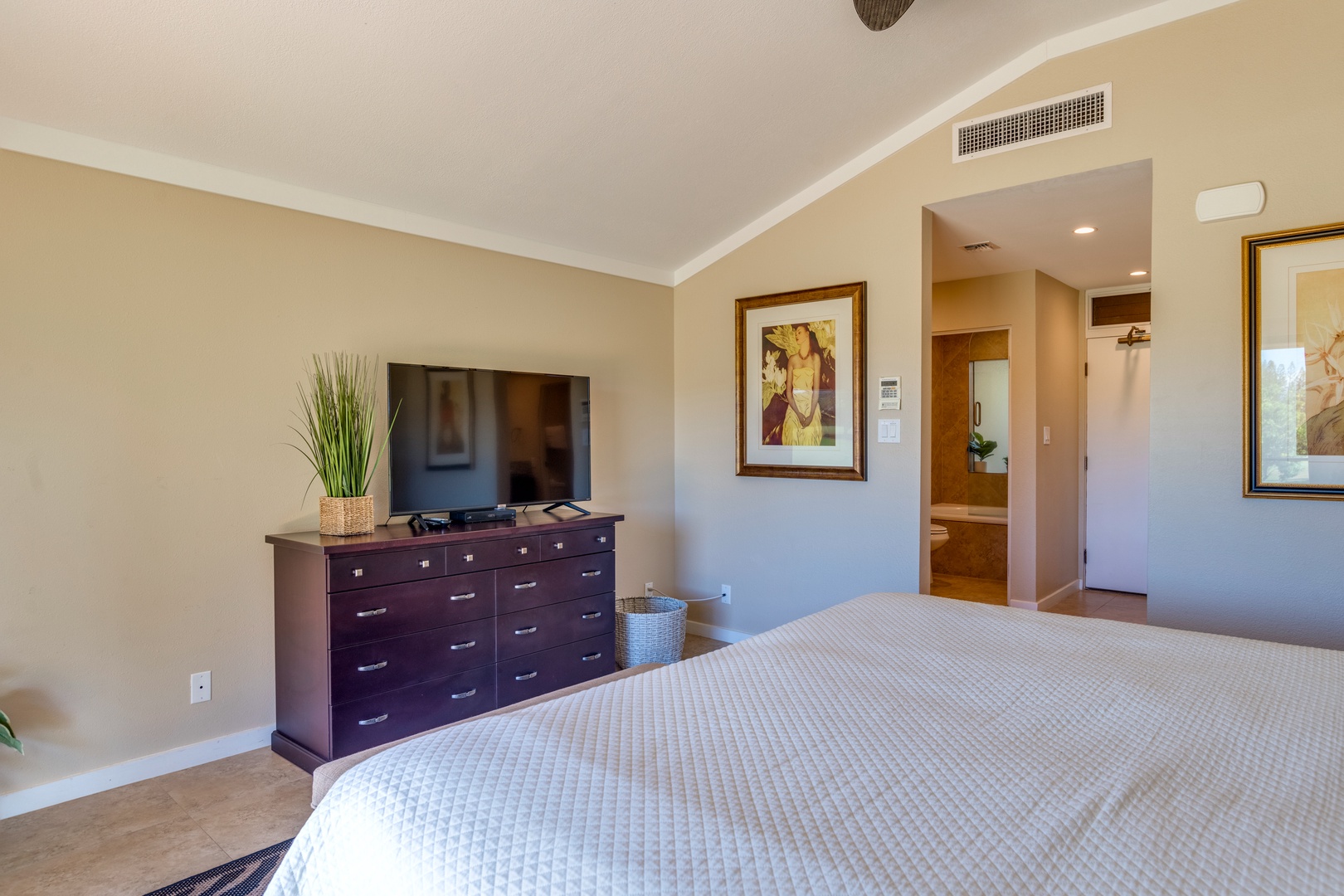 Lahaina Vacation Rentals, Kapalua Golf Villas 15P3-4 - Large guest bedroom now with a king bed, ensuite, and a huge walk-in closet