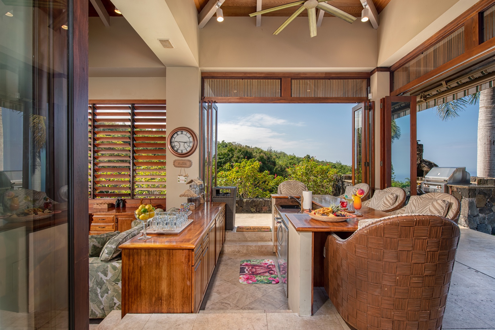 Kailua Kona Vacation Rentals, Hale Wailele** - Floor-to-ceiling pocket doors