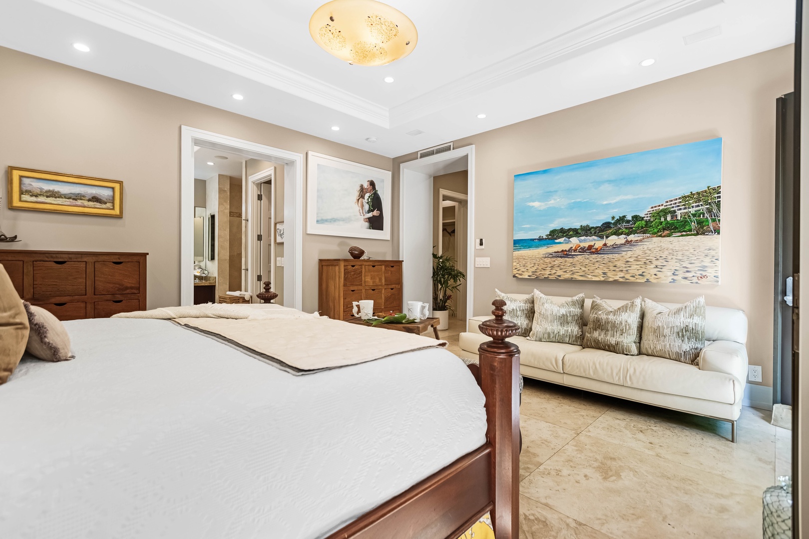 Honolulu Vacation Rentals, Pili Pono - Suite with bright art and ensuite access.