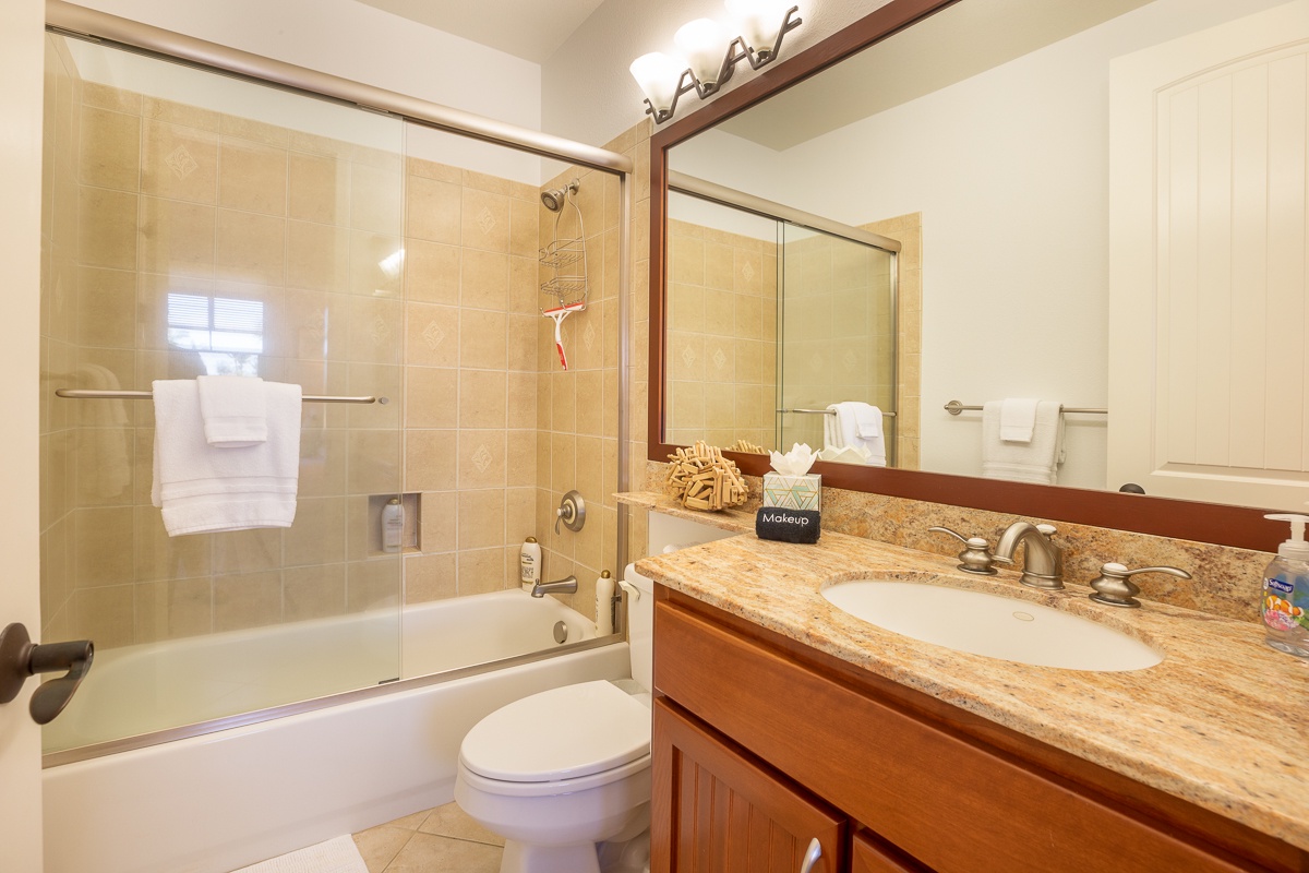 Kamuela Vacation Rentals, Mauna Lani Golf Villas C1 - Ensuite bathroom with tub