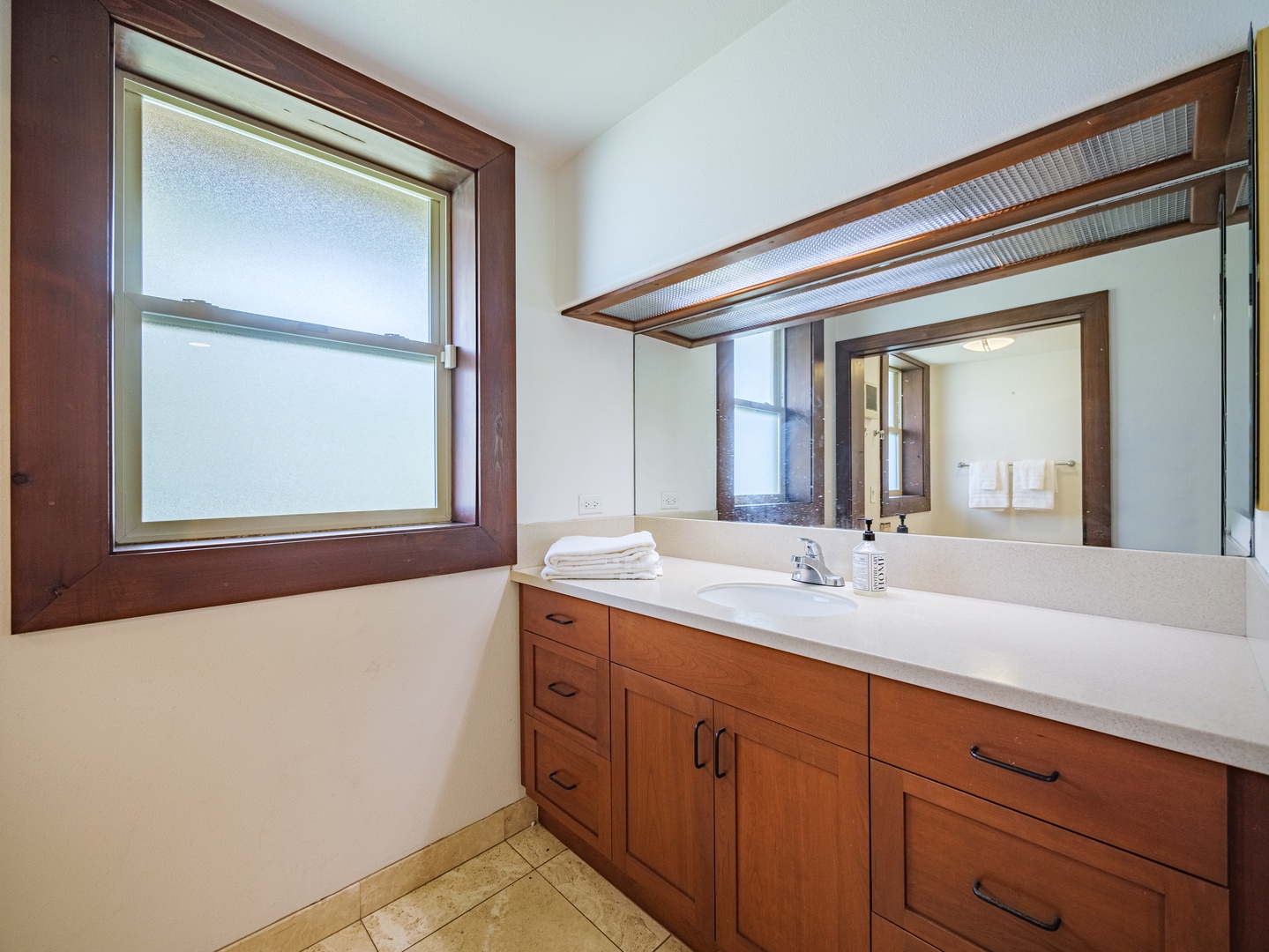 Waianae Vacation Rentals, Konishiki Beachhouse - Spacious vanity.