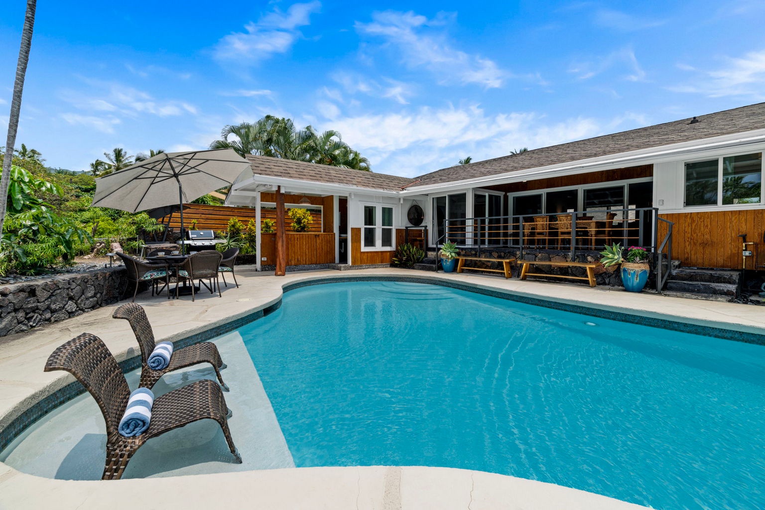 Kailua Kona Vacation Rentals, Manukai Hale - Lounge poolside in the shade of the umbrella while the water does the rest.