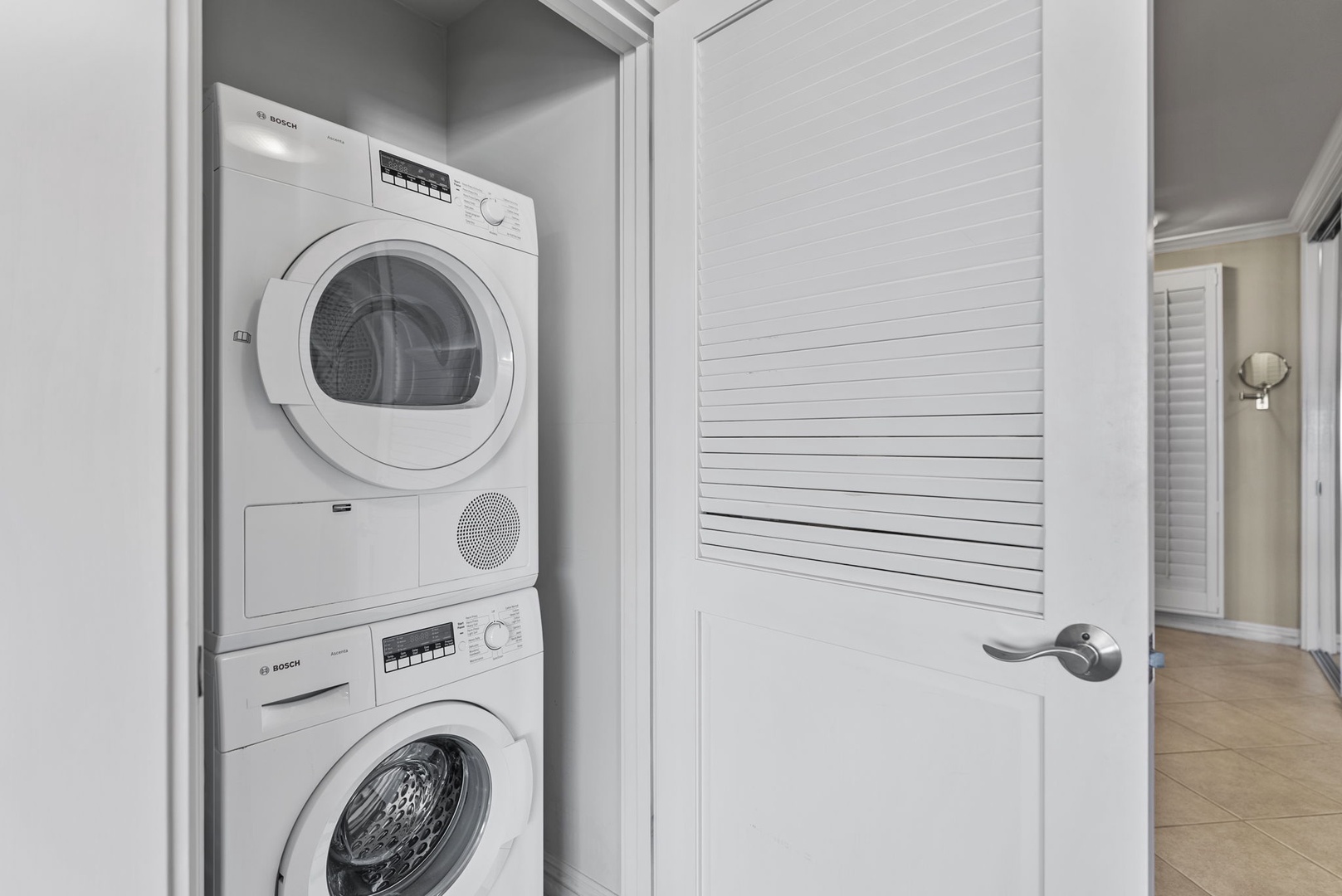 Honolulu Vacation Rentals, Hale Kaimana - Full-size washer and dryer for your use.