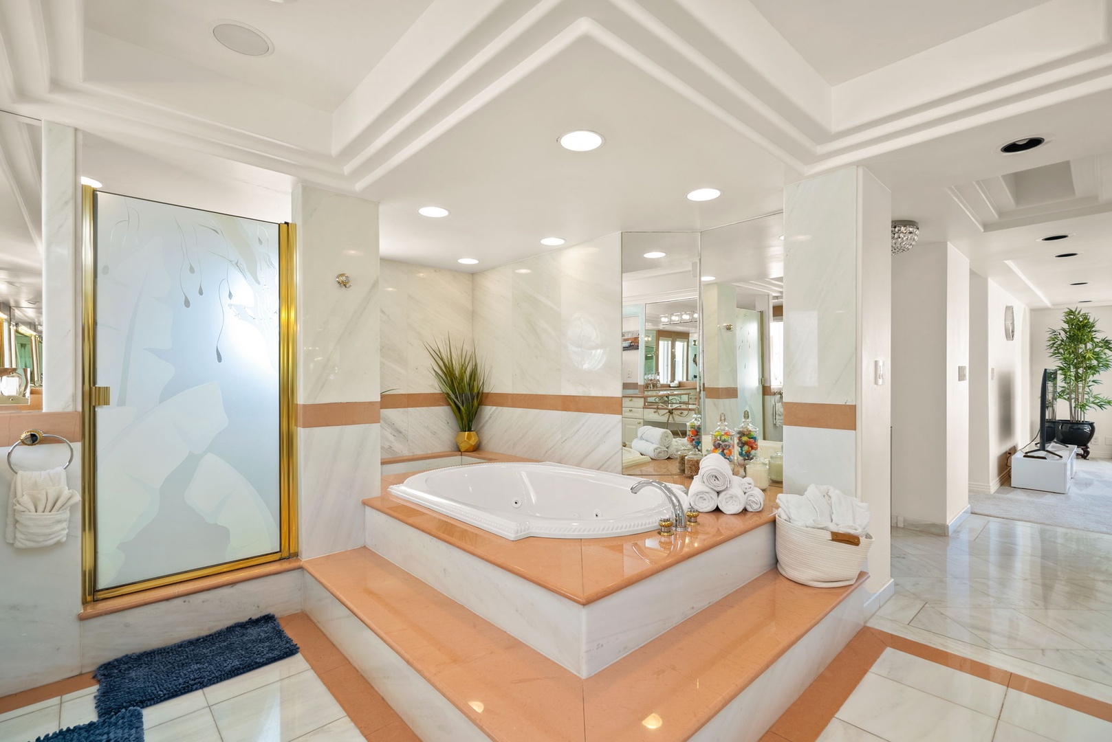 Honolulu Vacation Rentals, Hawaii Ridge Getaway - Spa-like ensuite bathroom with a large soaking tub.