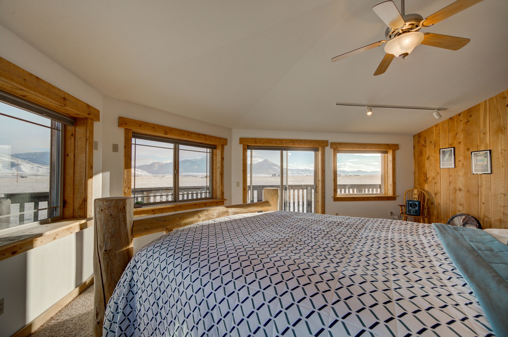 Livingston Vacation Rentals, OFB Sunset Grove - Queen bed and unforgettable views