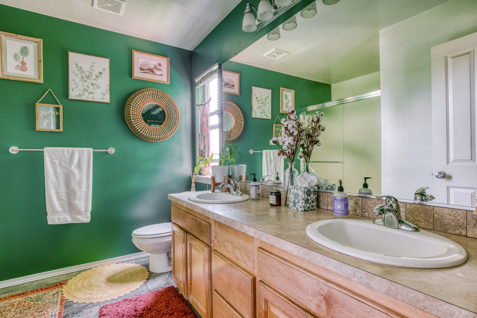 Clackamas Vacation Rentals, Duck Crossing - The ensuite boasts dual sinks and a large vanity