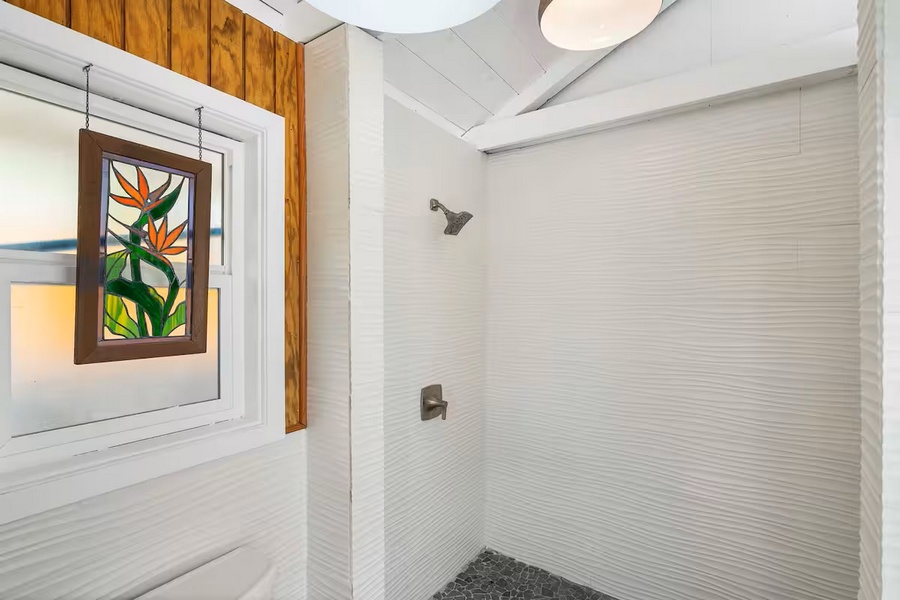 Kailua Kona Vacation Rentals, Manukai Hale - A stained-glass window brings a quiet splash of color to this bath.