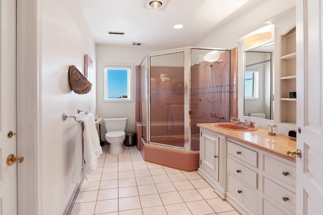 La Jolla Vacation Rentals, Sunset Villa I - Shared bathroom for Green and Pink Bedrooms with Jetted Tub, shower, double sinks, access from both hall and Pink Bedroom