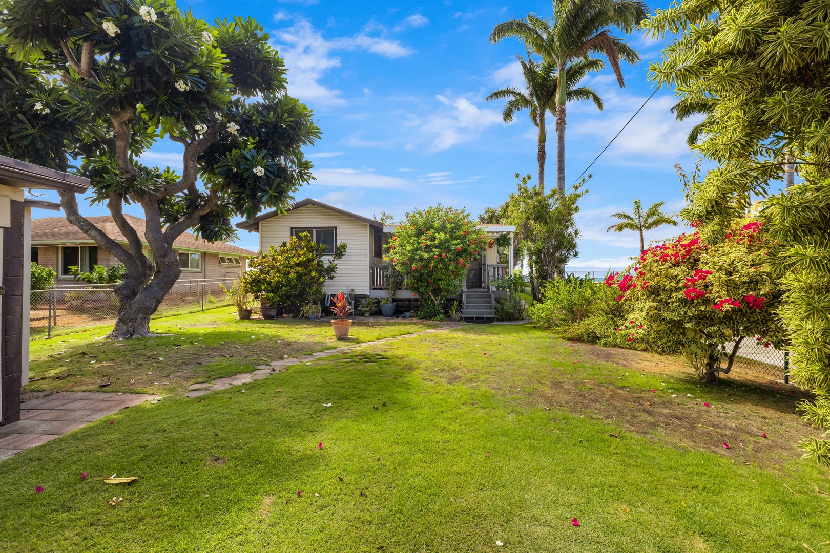 Ewa Beach Vacation Rentals, Ewa Beachfront Cottage - Your Hawaiian getaway home with perfectly manicured garden yard.