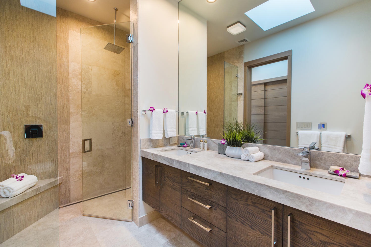 Honolulu Vacation Rentals, Ocean House - Second primary bathroom.