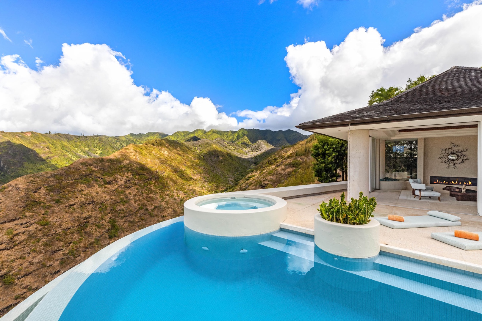Honolulu Vacation Rentals, Sky Ridge House - A pristine pool edge blends seamlessly with the horizon.