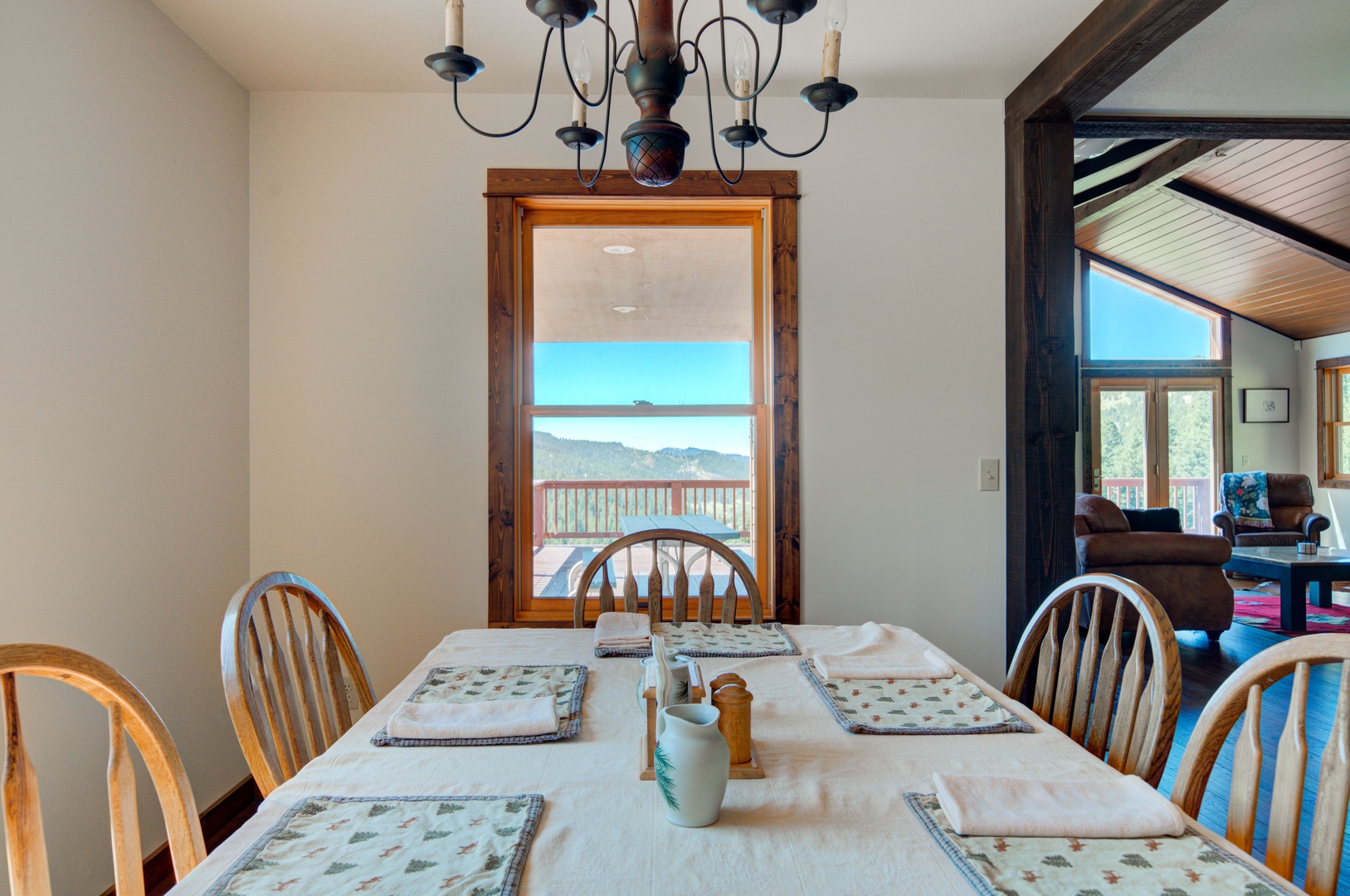 Bozeman Vacation Rentals, The Canyon Lookout - Dining with a spectacular view