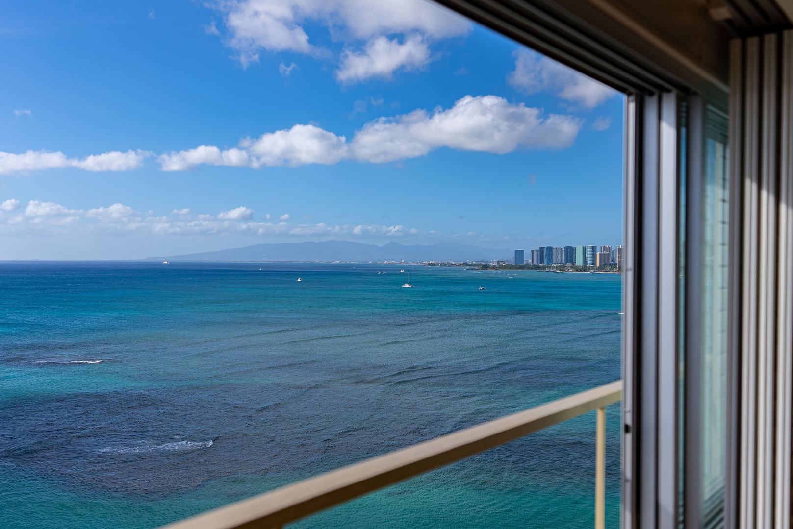 Honolulu Vacation Rentals, Hale Kaimana Breeze - Breathtaking panoramic view of the ocean with a glimpse of the city skyline.