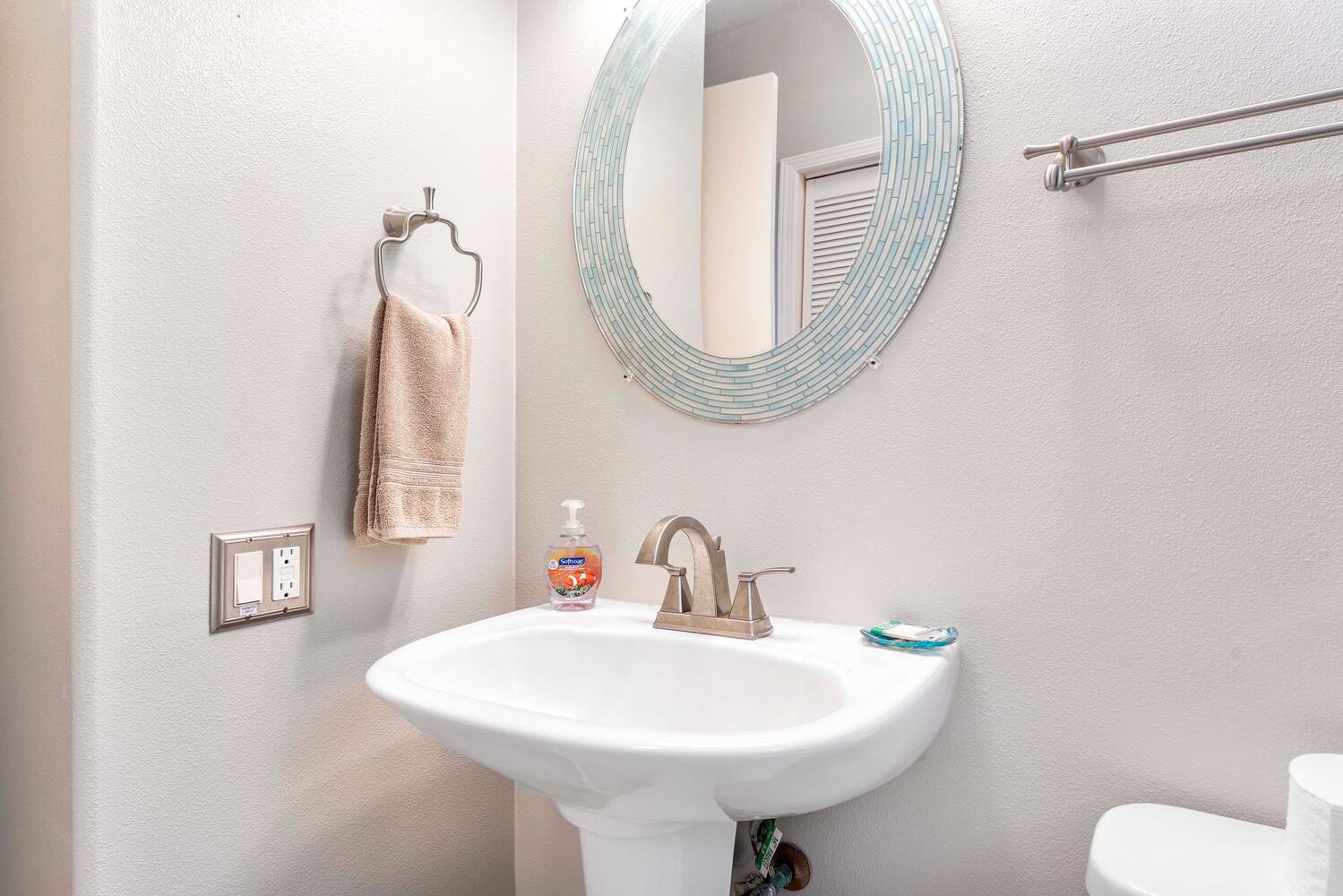 Kailua Kona Vacation Rentals, Honu O Kai (Turtle of the Sea) - The powder room in the main area.