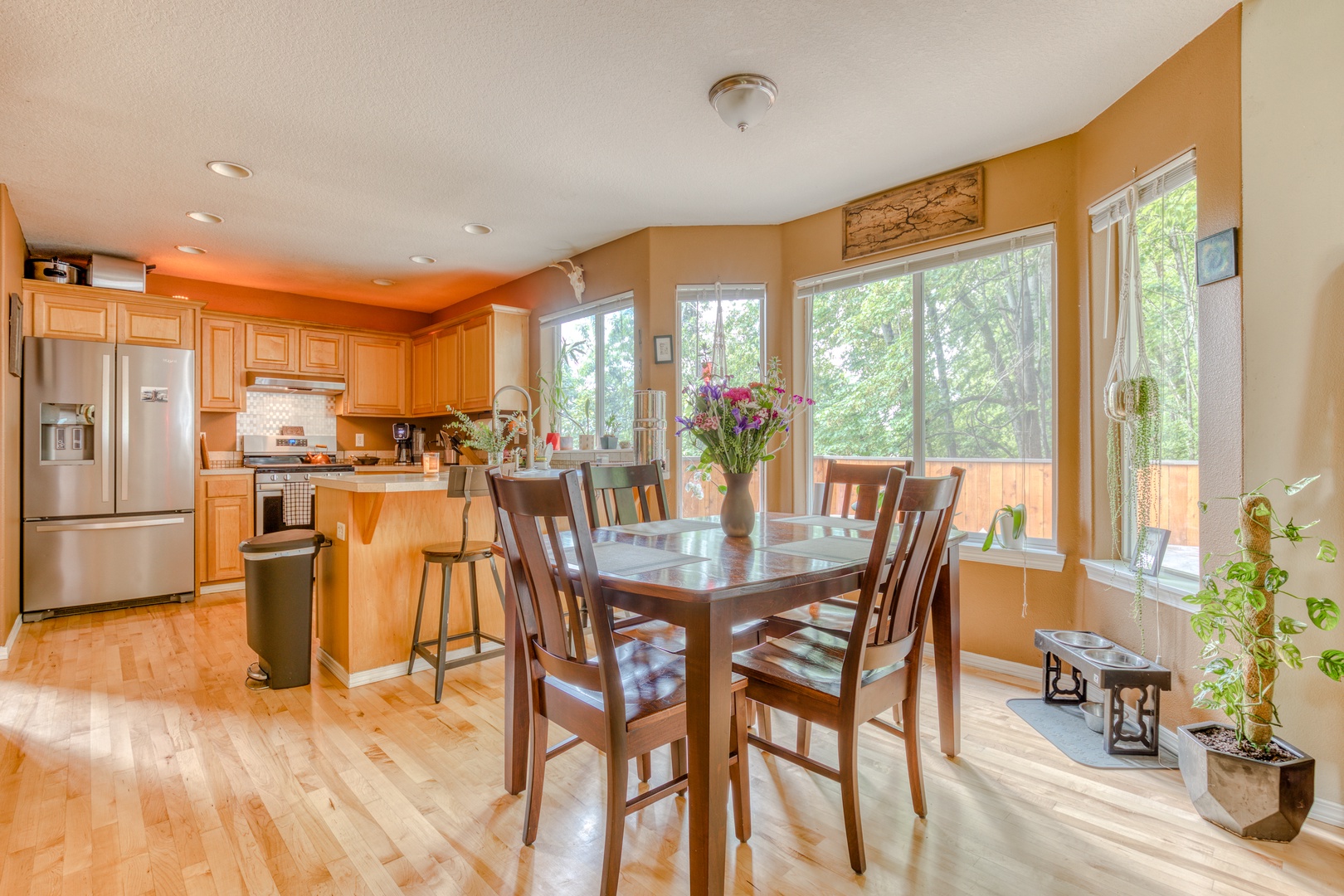 Clackamas Vacation Rentals, Duck Crossing - Easily navigate to the dining table from the kitchen
