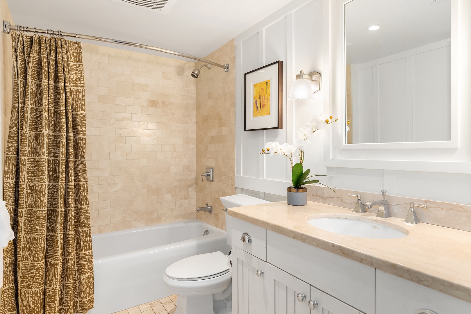 Kahuku Vacation Rentals, Turtle Bay Villas 112 - Full guest bath with tub adjacent to the first bedroom.