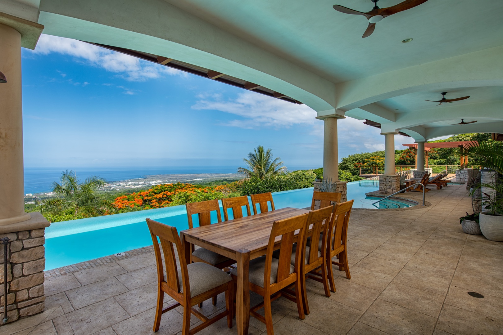 Kailua Kona Vacation Rentals, Kailua Kona Estate** - Dine al fresco under the covered lanai with a refreshing poolside ambiance.