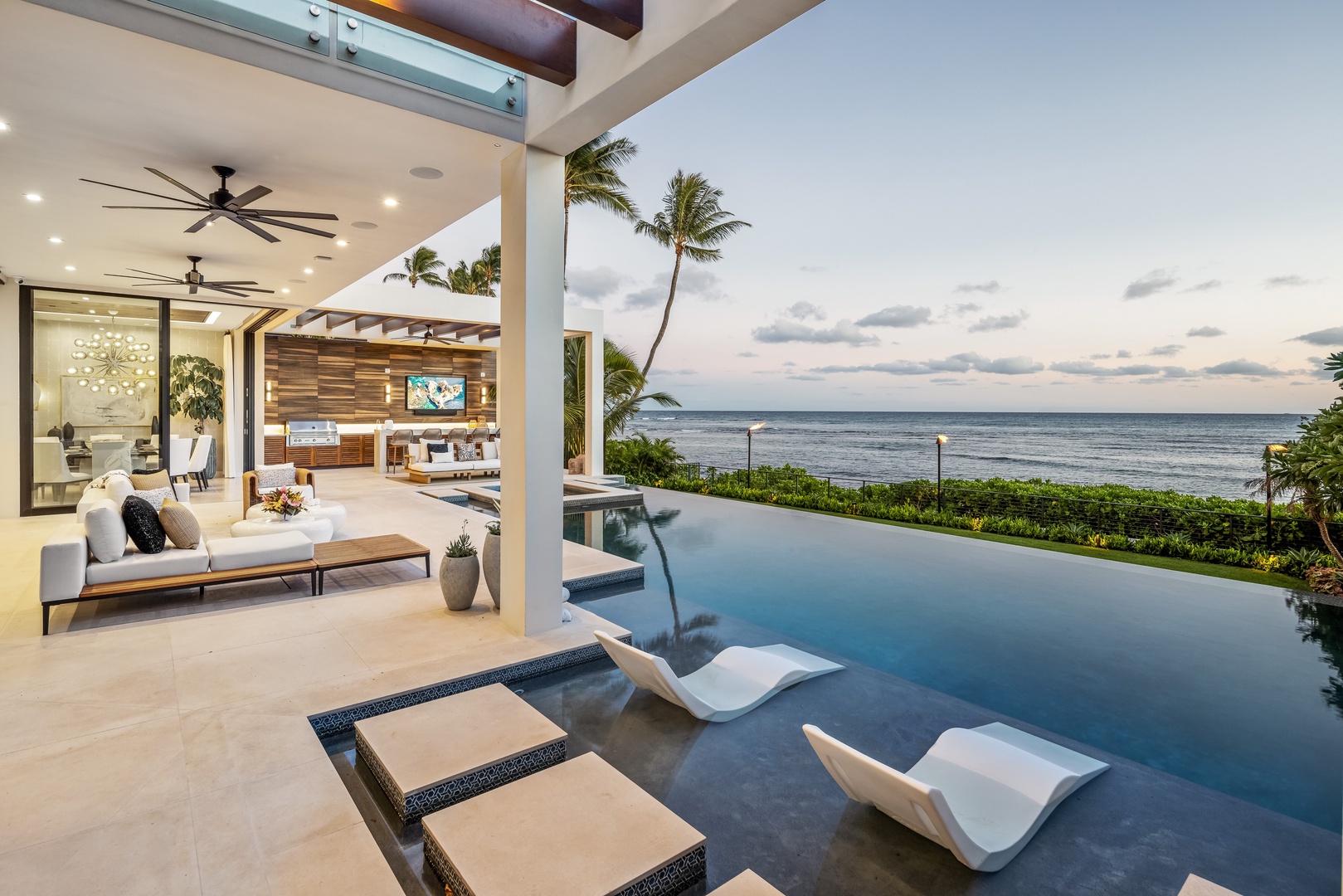 Honolulu Vacation Rentals, Diamond Head Grand Escape - Cool off with drinks under the shaded bar while staying just steps from the pool and ocean.